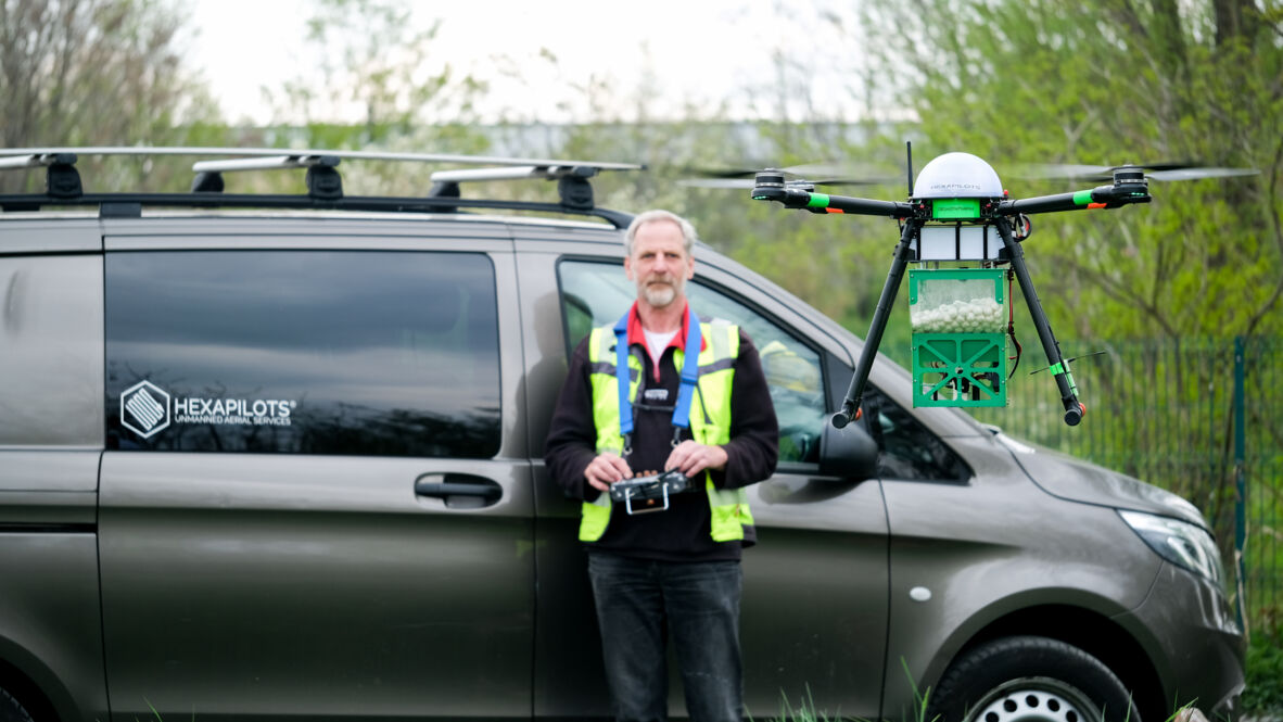 Gezielte Schädlingskontrolle – Drohne setzt Trichogramma-Schlupfwespen gegen Maiszünsler ein. Gezielte Schädlingskontrolle – Drohne setzt Trichogramma-Schlupfwespen gegen Maiszünsler ein. - HP-Trichogramma_2