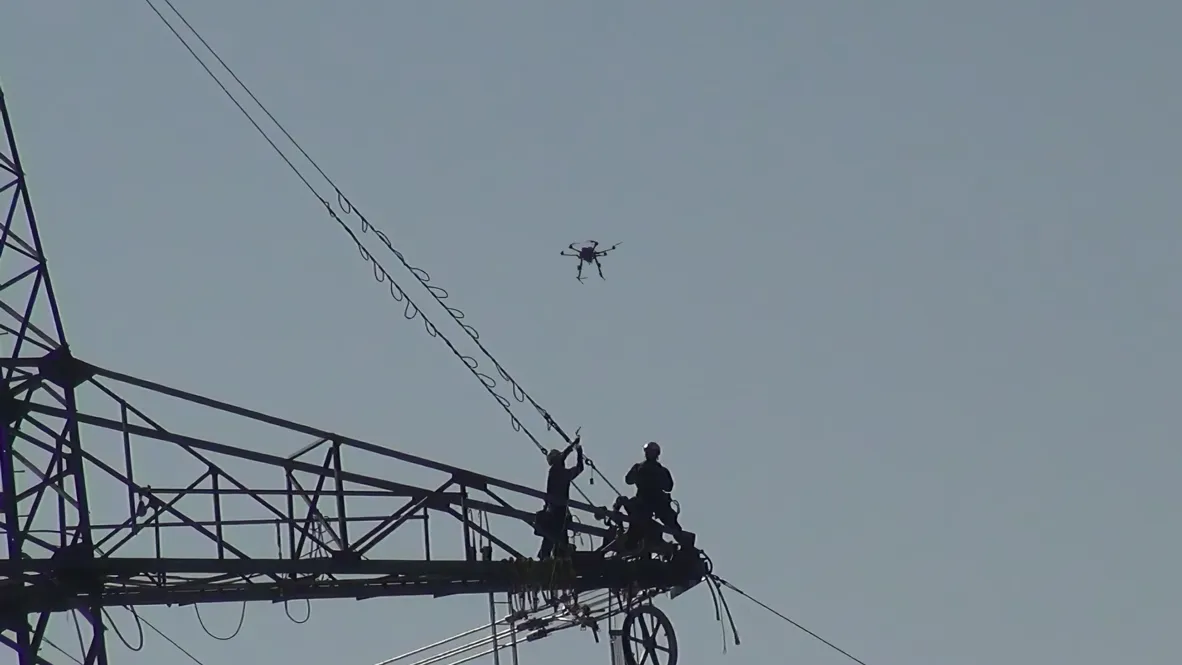 Drohne beim Freileitungsbau – effizientes Einfliegen von Vorseilen in schwierigem Gelände. Drohne beim Freileitungsbau – effizientes Einfliegen von Vorseilen in schwierigem Gelände. - test-header