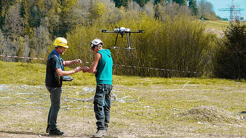Vorseile einfliegen mit Drohnen – schnell, kostengünstig und flexibel, selbst in unwegsamem Gelände. Vorseile einfliegen mit Drohnen – schnell, kostengünstig und flexibel, selbst in unwegsamem Gelände. - hexapilots_freileitungsbau-drohne_vorleine-ziehen_red