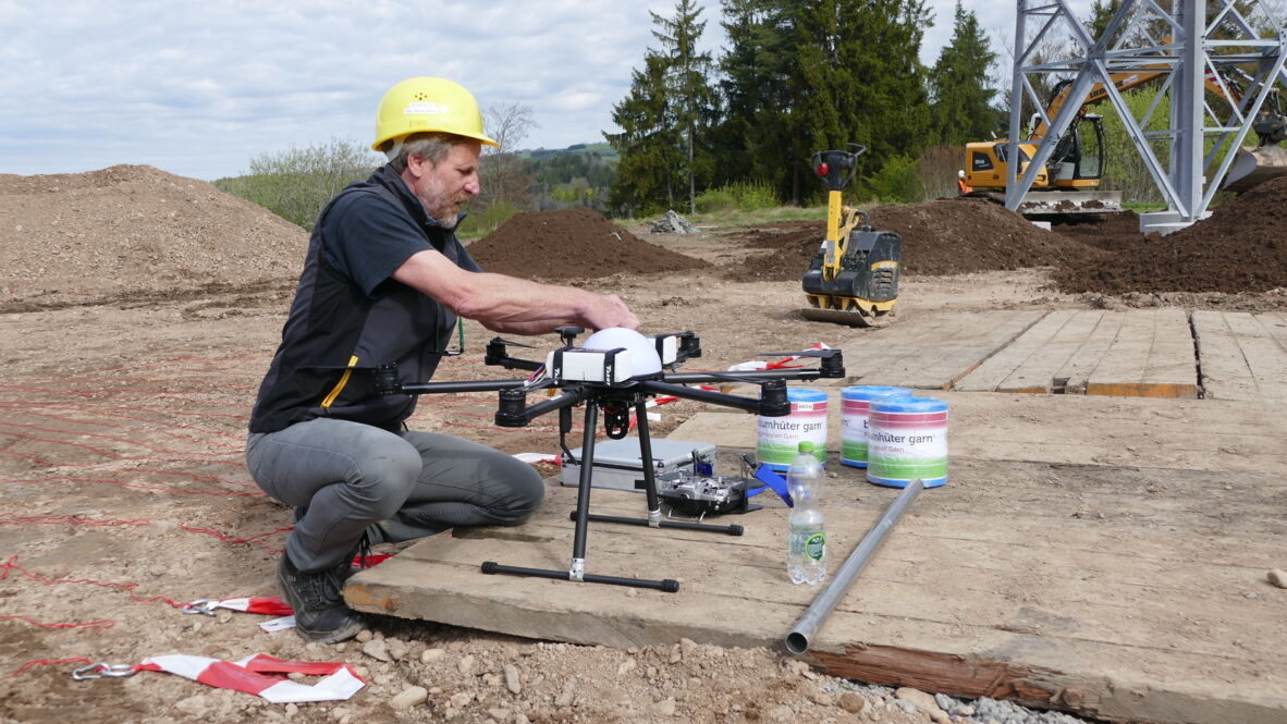 Drohnen im Einsatz – kostengünstiger und sicherer Freileitungsbau selbst in unzugänglichen Regionen. Drohnen im Einsatz – kostengünstiger und sicherer Freileitungsbau selbst in unzugänglichen Regionen. - P1010808