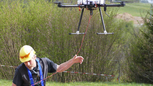 Schnell und flexibel – Drohne zieht Vorseile für Freileitungen in urbanen und bergigen Gebieten. Schnell und flexibel – Drohne zieht Vorseile für Freileitungen in urbanen und bergigen Gebieten. - 136685636-p-590_450