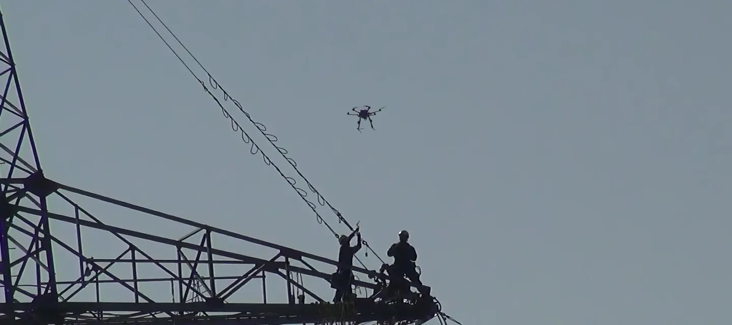 Drohne beim Freileitungsbau – effizientes Einfliegen von Vorseilen in schwierigem Gelände. Drohne beim Freileitungsbau – effizientes Einfliegen von Vorseilen in schwierigem Gelände. - test-header