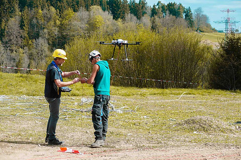 Vorseile einfliegen mit Drohnen – schnell, kostengünstig und flexibel, selbst in unwegsamem Gelände. Vorseile einfliegen mit Drohnen – schnell, kostengünstig und flexibel, selbst in unwegsamem Gelände. - hexapilots_freileitungsbau-drohne_vorleine-ziehen_red