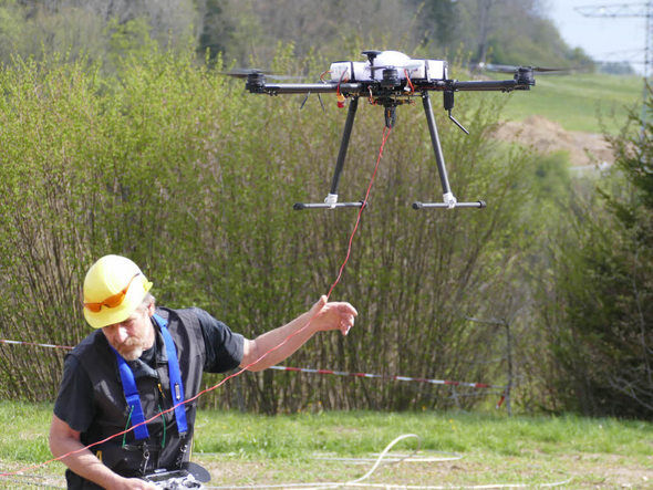 Schnell und flexibel – Drohne zieht Vorseile für Freileitungen in urbanen und bergigen Gebieten. Schnell und flexibel – Drohne zieht Vorseile für Freileitungen in urbanen und bergigen Gebieten. - 136685636-p-590_450